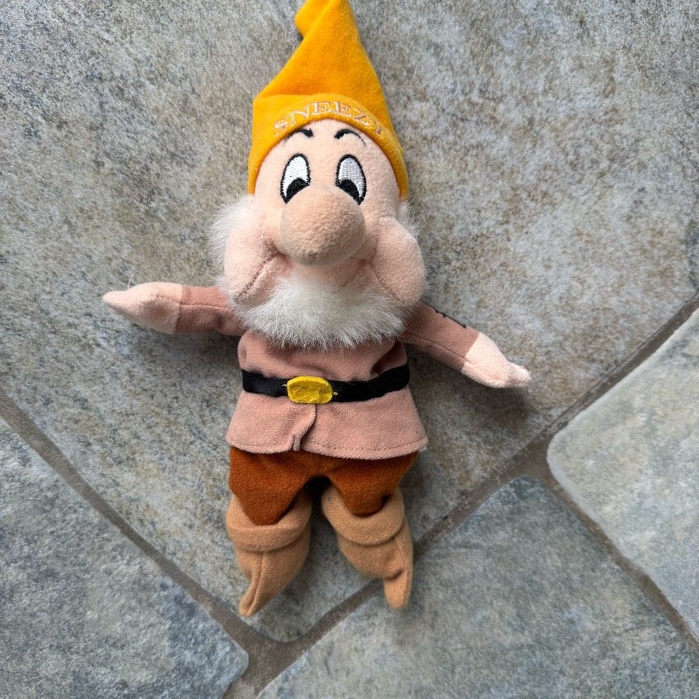Disney Store‎ Vintage 90s Snow White Sneezy Stuffed Animal Plush